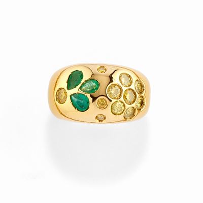 Anello in oro giallo 18k con diamanti fancy yellow e smeraldi