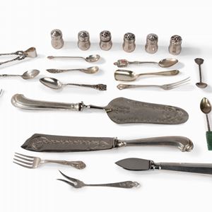 Lotto composto da ventidue oggetti in argento