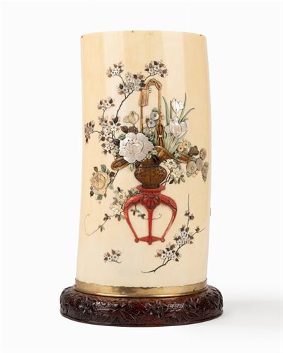 Vaso Shibayama in avorio e madreperla, Giappone, periodo Meiji