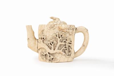 Teiera in avorio decorata con motivi floreali e uccelli, Cina, inizio XX secolo