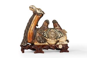 ☼ Scultura in avorio dipinta con pigmenti policromi, raffigurante cammello accovacciato con base in legno, Cina, secolo XX