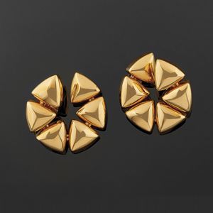 A 18K yellow gold earring, Vhernier