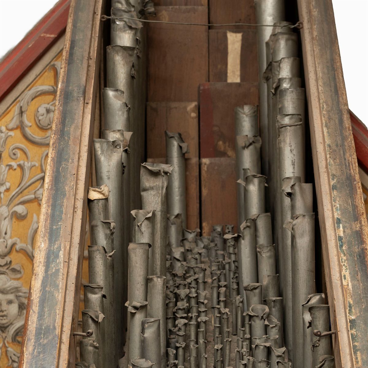 Organo in Legno Dipinto a Finto Marmo con Decorazione a Grottesche, Secolo XVIII