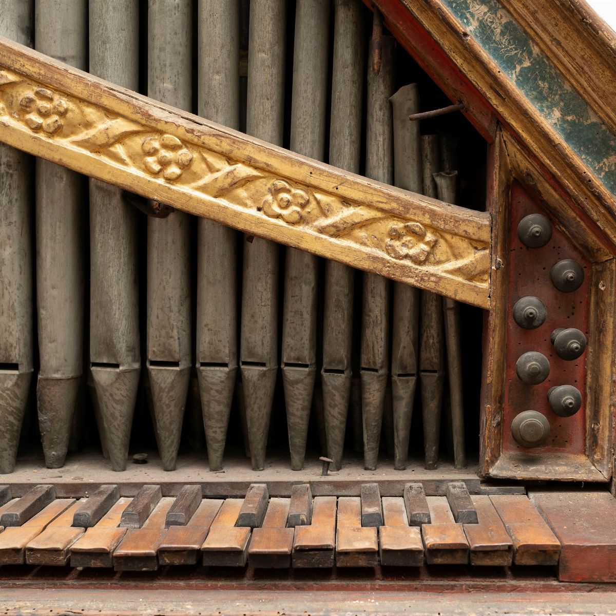 Organo in Legno Dipinto a Finto Marmo con Decorazione a Grottesche, Secolo XVIII