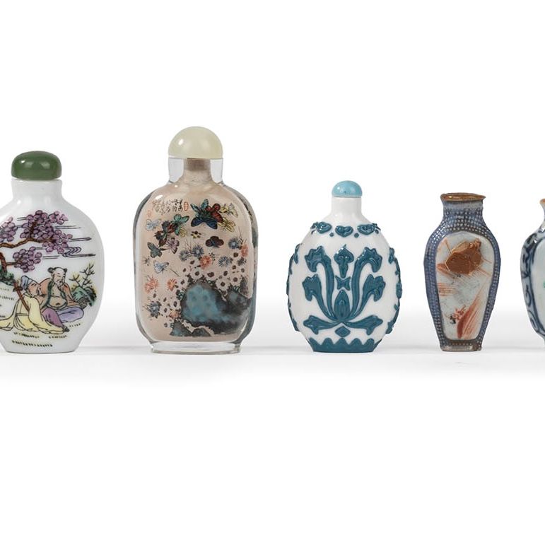 Tredici Snuff Bottle in Materiali Diversi, Cina, Secolo XX