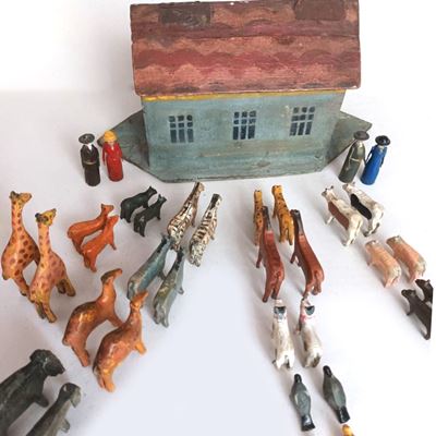 Arca di Noè, Scultura in legno con personaggi e animali intagliati