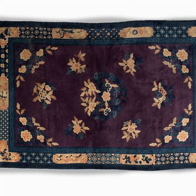 Tappeto Pechino Color Prugna e Blu con Motivi Floreali in Beige, Cina Secolo XX