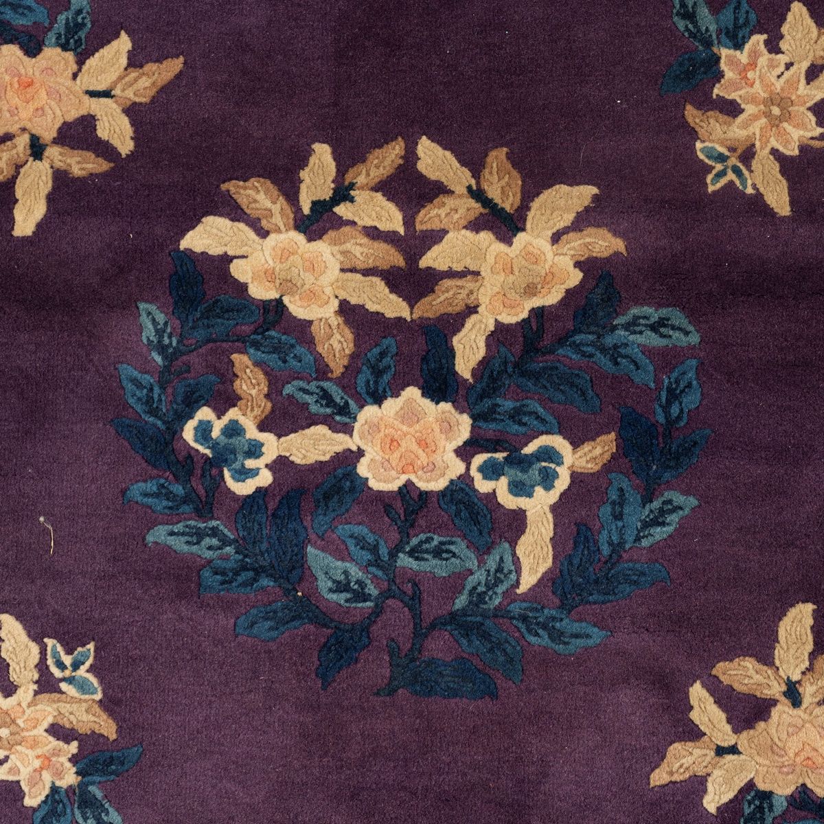 Tappeto Pechino Color Prugna e Blu con Motivi Floreali in Beige, Cina Secolo XX