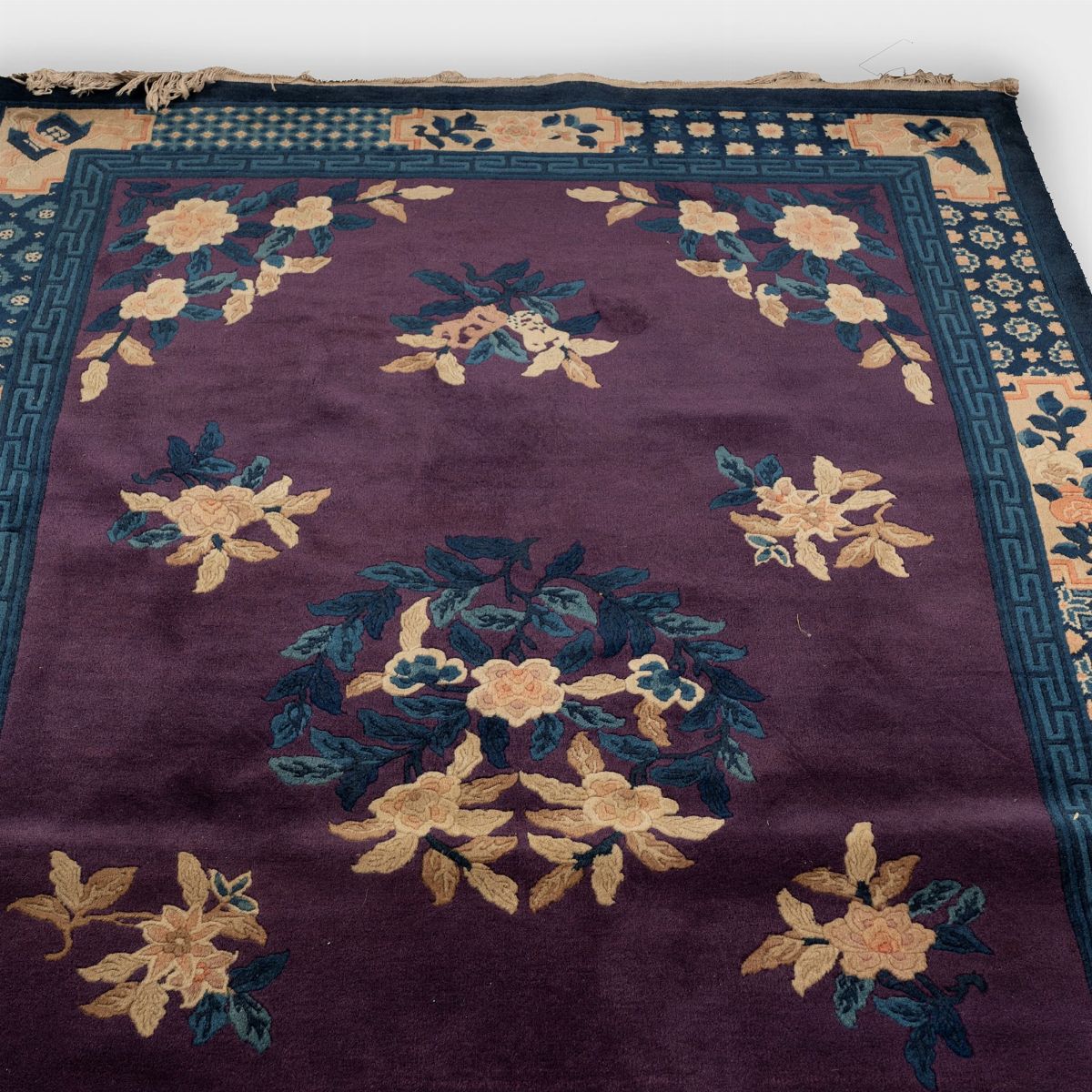Tappeto Pechino Color Prugna e Blu con Motivi Floreali in Beige, Cina Secolo XX