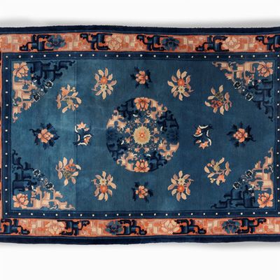 Tappeto Pechino Blu e Arancione con Decorazioni Floreali, Cina Secolo XX