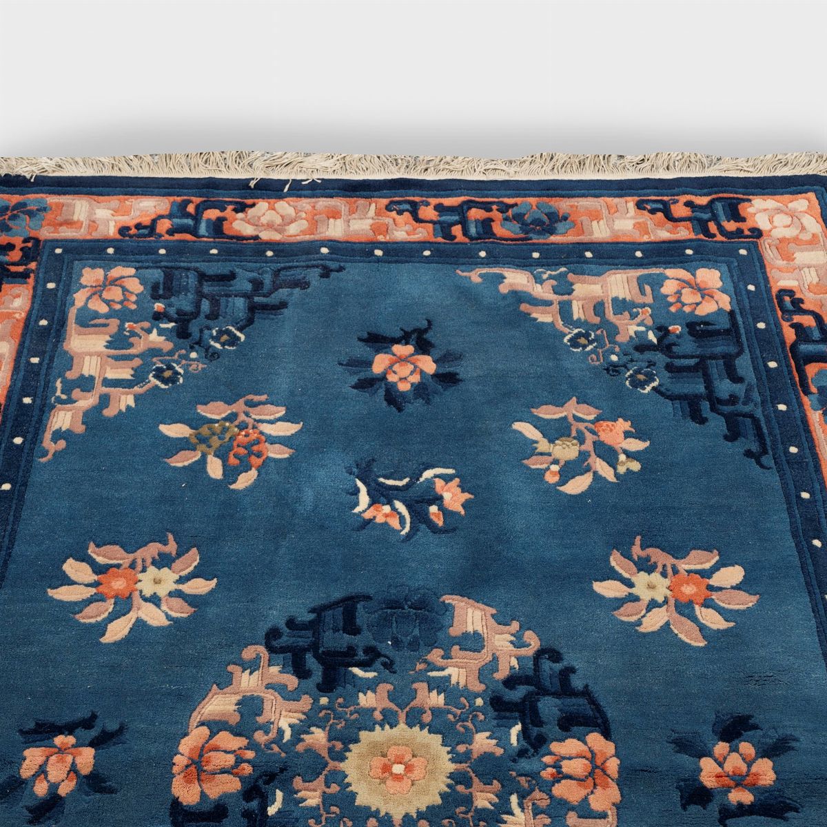 Tappeto Pechino Blu e Arancione con Decorazioni Floreali, Cina Secolo XX