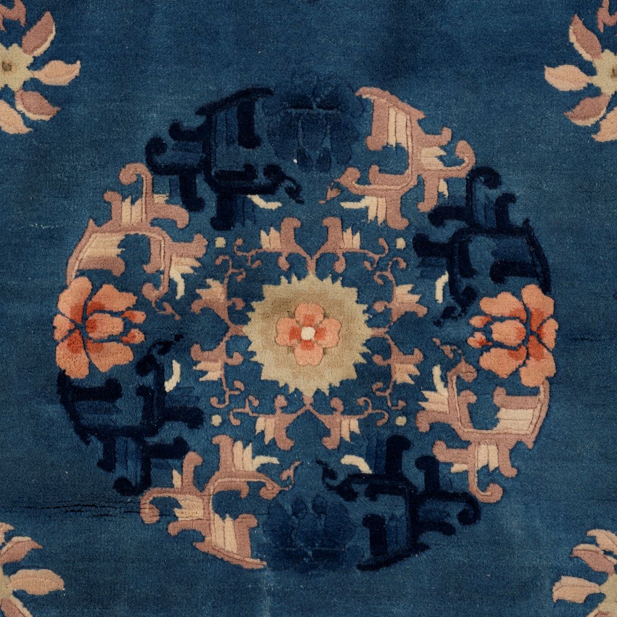 Tappeto Pechino Blu e Arancione con Decorazioni Floreali, Cina Secolo XX