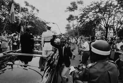 Leopoldville, Re Baldovino del Belgio disarmato da un congolese, stampa alla gelatina ai sali d'a...