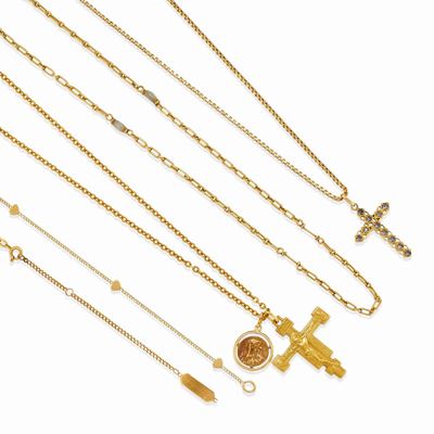 Lotto di gioielli in oro giallo 18k, composto da quattro catene con pendenti e bracciale