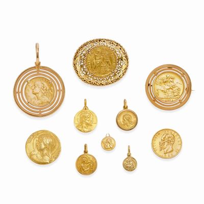 Lotto di monete e medaglie in oro giallo 18k, peso 60 g
