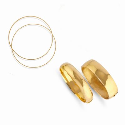 Quattro bracciali, oro giallo 18k