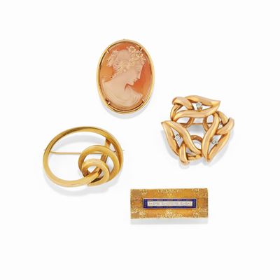 Gioielli in oro bicolore 18k, lotto di quattro spille con cammeo e diamanti