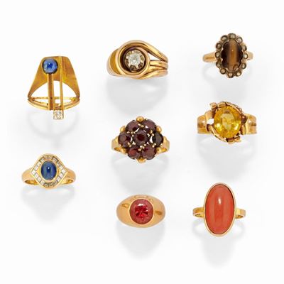 Set di otto anelli in oro giallo 18k con pietre dure