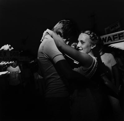 Teen couple, Allentown Fair - Stampa vintage alla gelatina ai sali d'argento, 1983