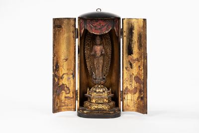 Altare da Viaggio in Lacca Nera con Interni in Oro e Buddha Raffigurato in Posizione Stante su Ba...