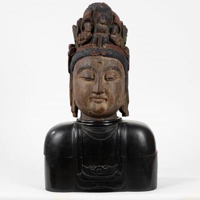 Scultura in Legno Intagliato e Dipinto Raffigurante Testa di Buddha su Base Lignea, Cina, Secolo ...
