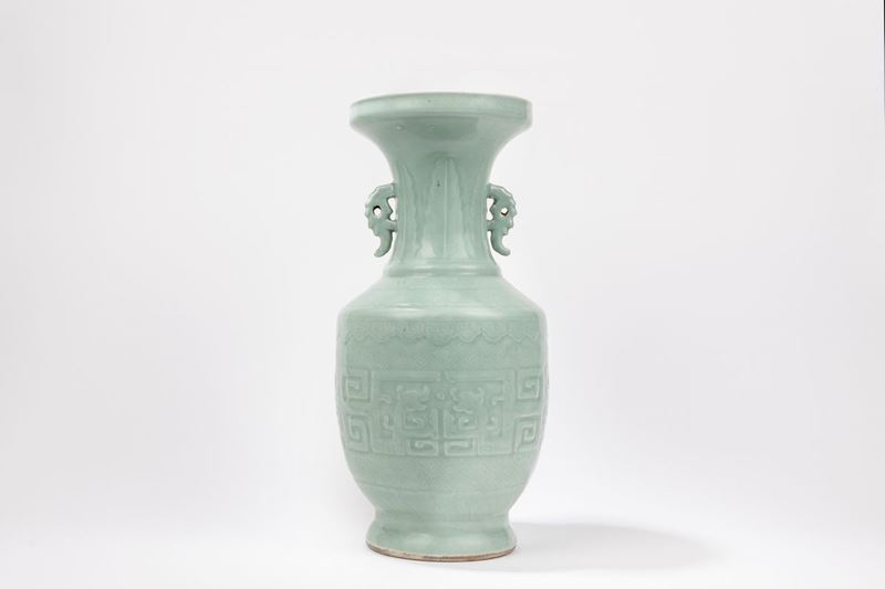 VASO IN PORCELLANA CELADON Cina, dinastia Qing, fine XIX secolo