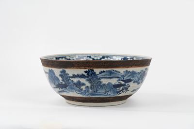 Bacile in Porcellana Bianca e Blu con Decorazioni a Fascia a Rilievo, Cina, Dinastia Qing, Fine S...