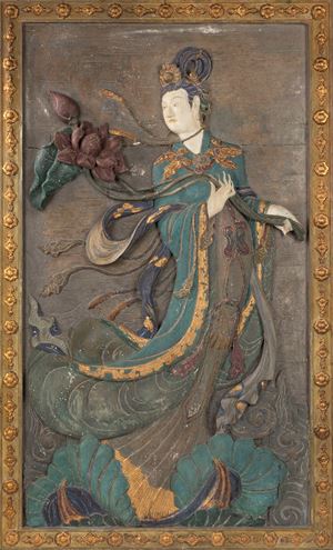 Bassorilievo in legno intagliato e dipinto raffigurante Guanyn, Cina, secolo XIX