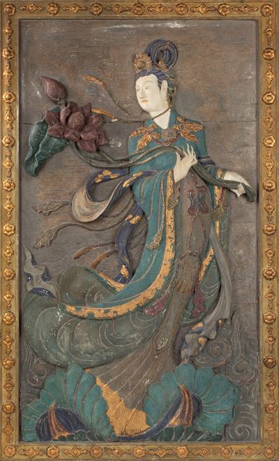 Bassorilievo in Legno Intagliato e Dipinto Raffigurante Guanyn, Cina, Secolo XIX