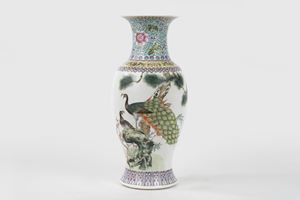 Vaso in porcellana policroma con due pavoni sul corpo, Cina, secolo XX