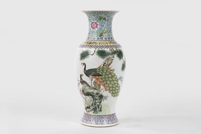 Vaso in Porcellana Policroma con Due Pavoni sul Corpo, Cina, Secolo XX