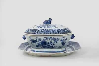 Zuppiera con Coperchio e Piatto in Porcella Bianca e Blu, Cina Export, Fine Secolo XVIII-inizi Se...
