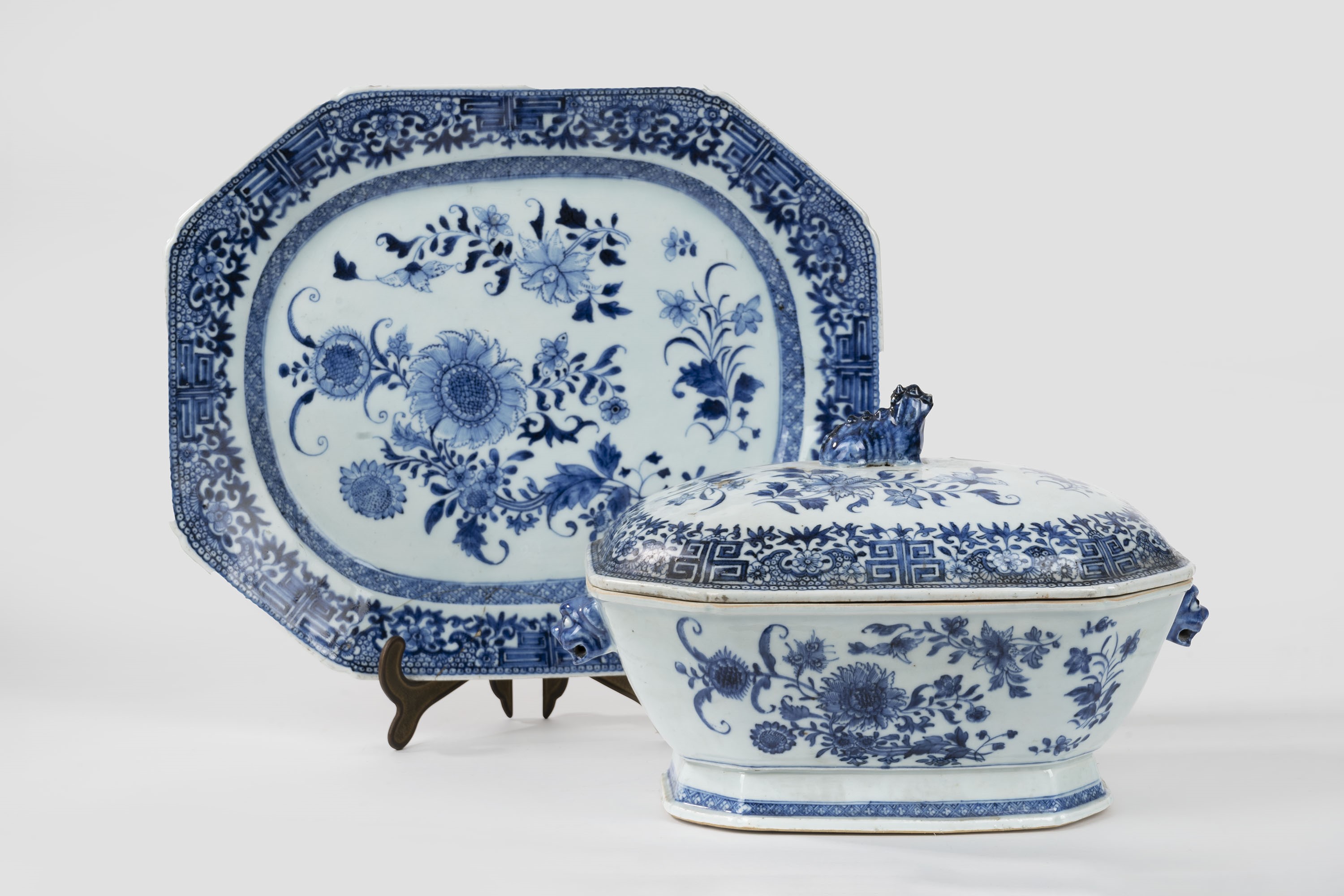 Zuppiera con Coperchio e Piatto in Porcella Bianca e Blu, Cina Export, Fine Secolo XVIII-inizi Se...