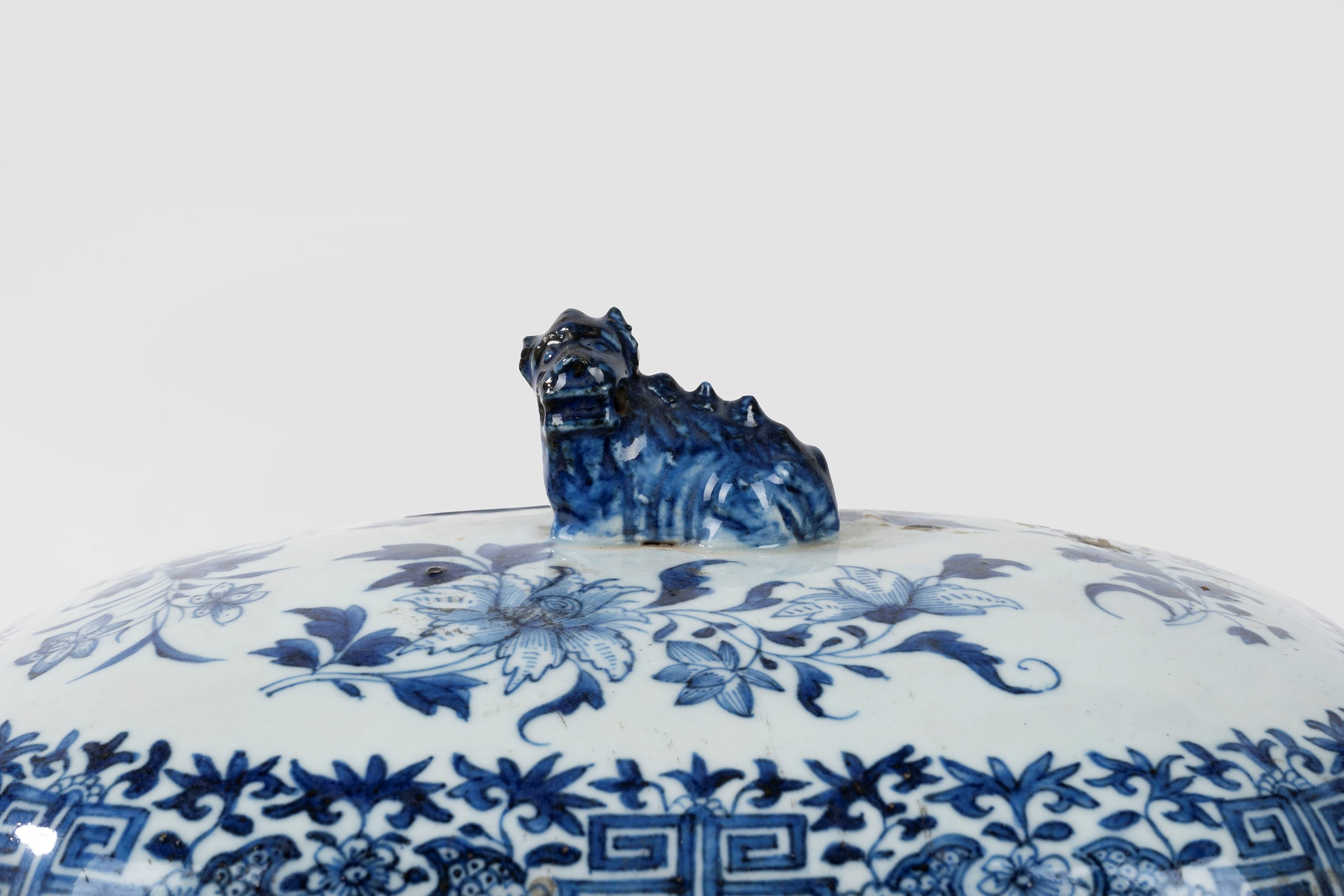 Zuppiera con Coperchio e Piatto in Porcella Bianca e Blu, Cina Export, Fine Secolo XVIII-inizi Se...