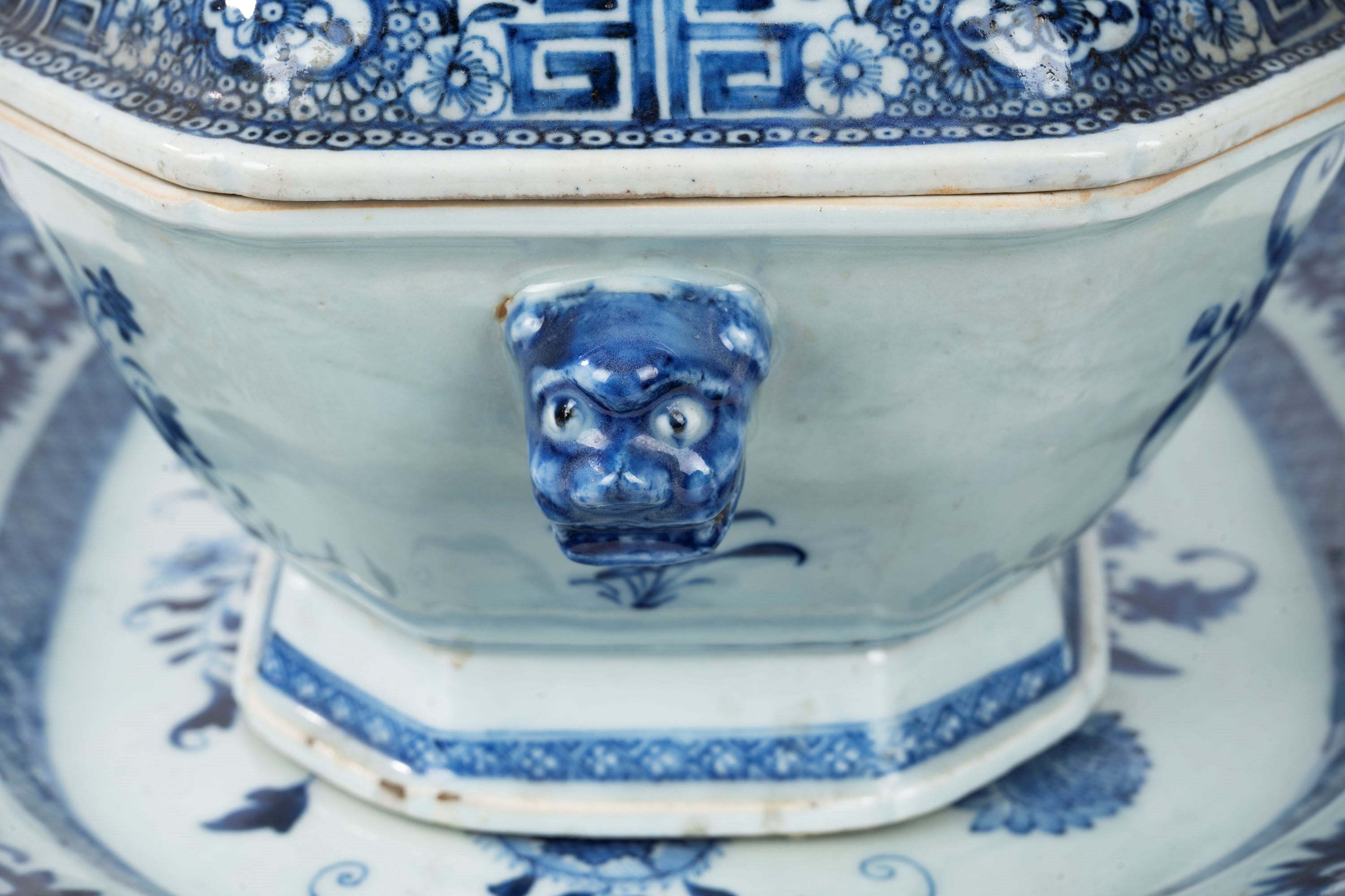 Zuppiera con Coperchio e Piatto in Porcella Bianca e Blu, Cina Export, Fine Secolo XVIII-inizi Se...