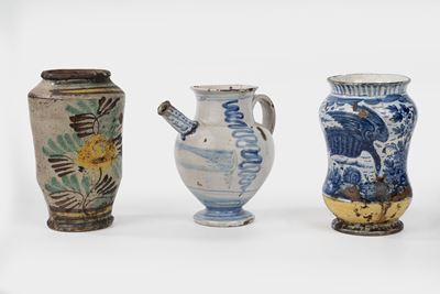 Una Brocca e Due Albarelli in Maiolica Policroma, Secolo XVIII