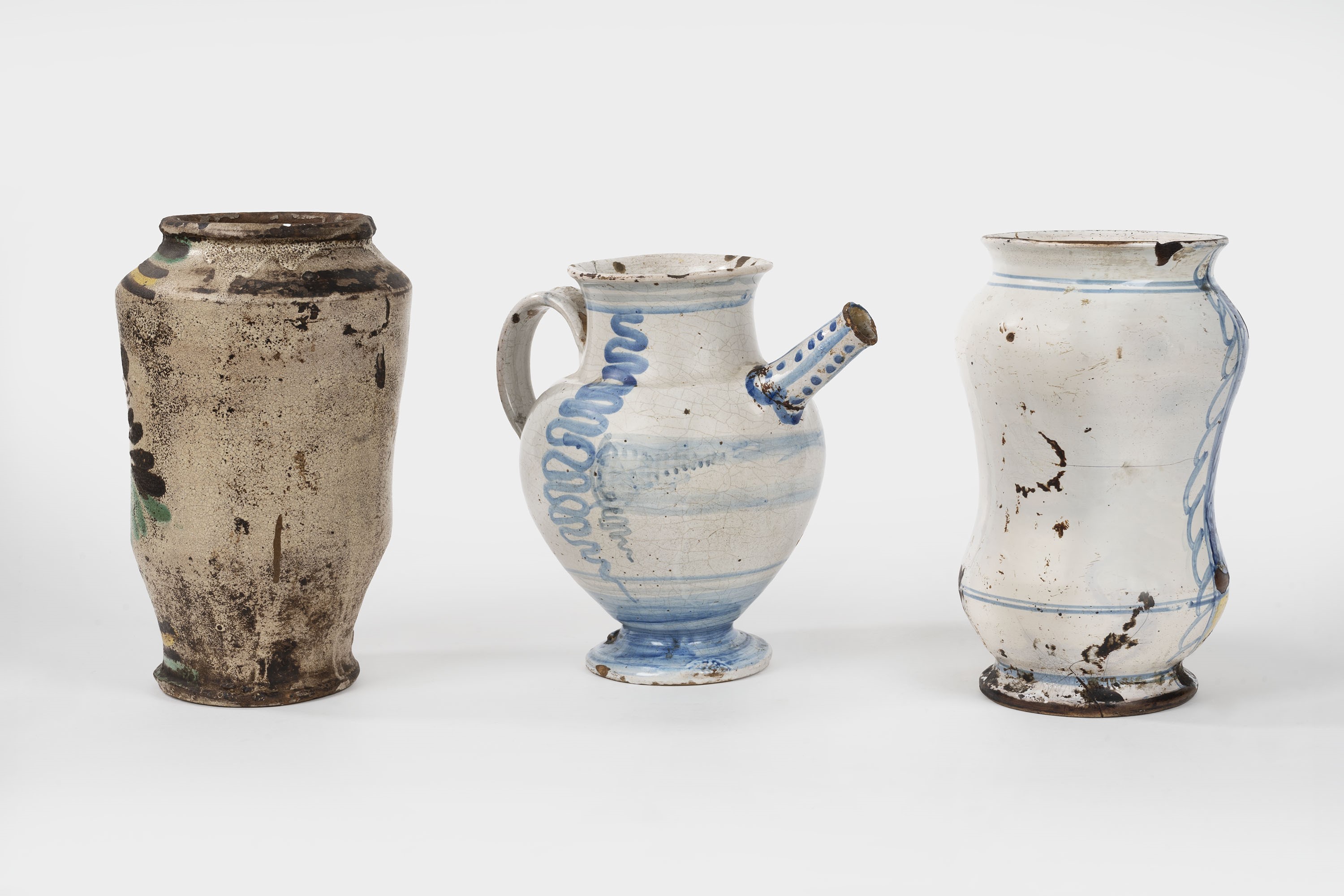 Una Brocca e Due Albarelli in Maiolica Policroma, Secolo XVIII