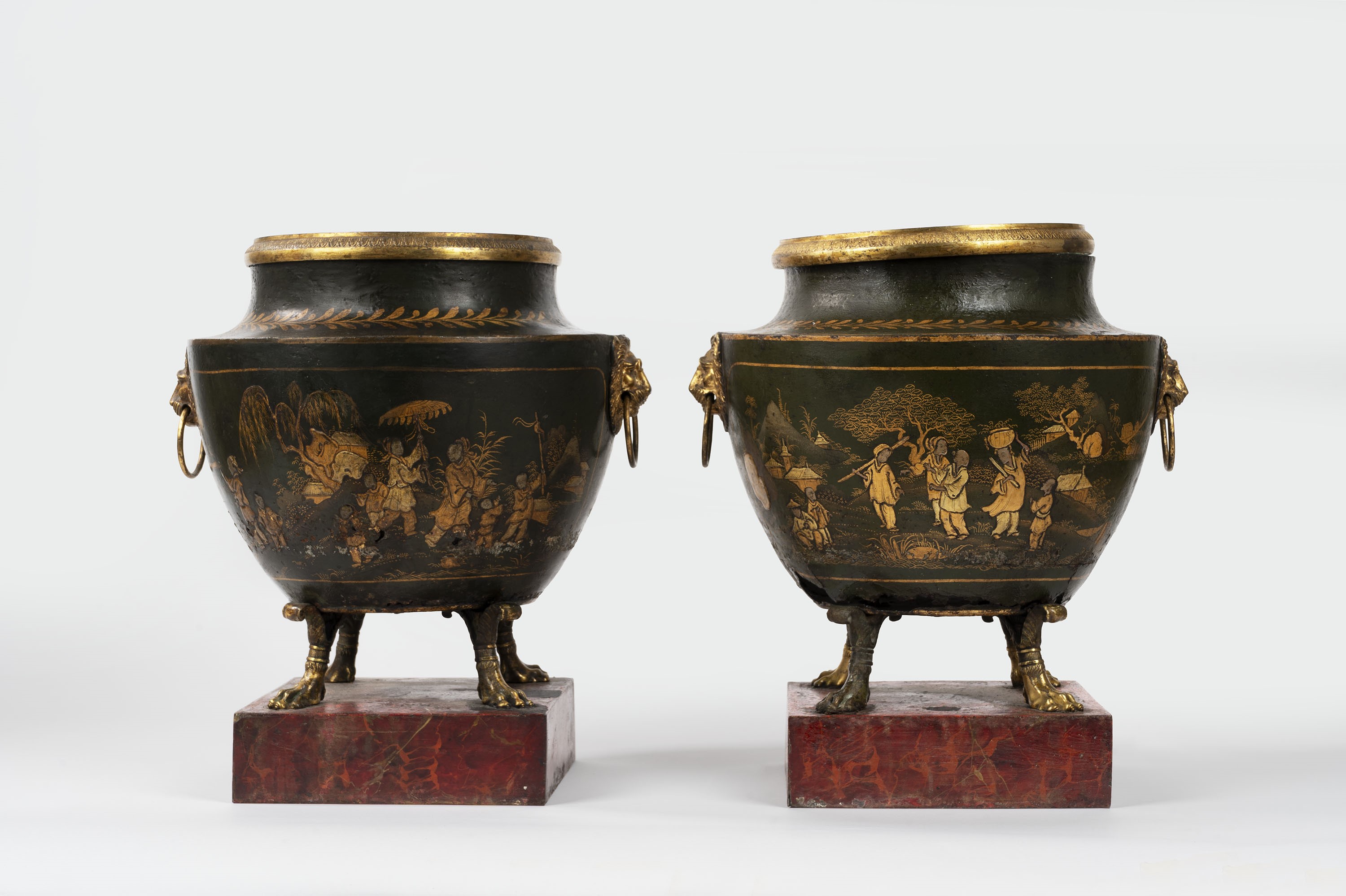Coppia di Potiches in Metallo e Bronzo Dorato Decorate a Chinoiserie, Secoli XVIII-XIX