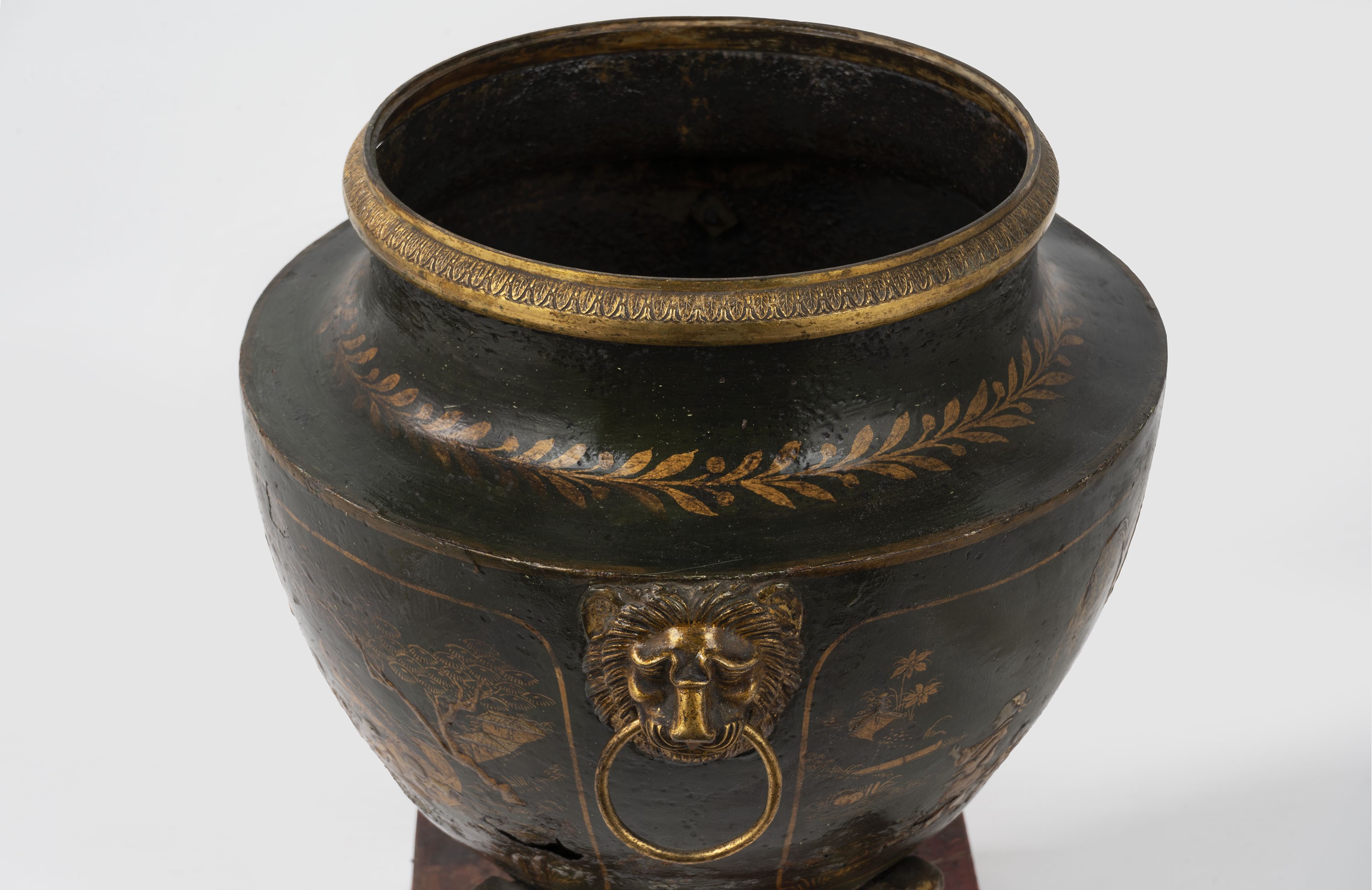 Coppia di Potiches in Metallo e Bronzo Dorato Decorate a Chinoiserie, Secoli XVIII-XIX