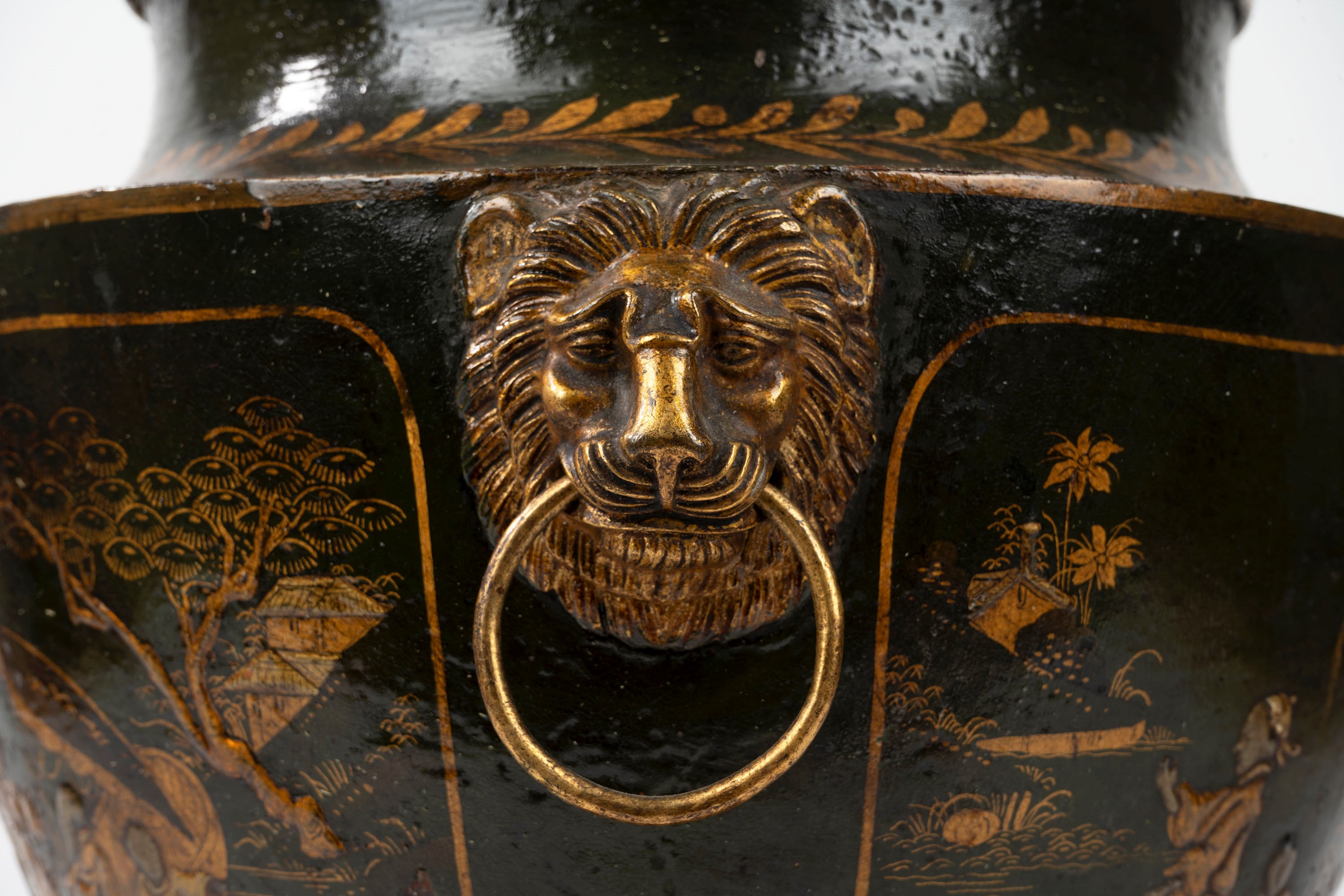 Coppia di Potiches in Metallo e Bronzo Dorato Decorate a Chinoiserie, Secoli XVIII-XIX
