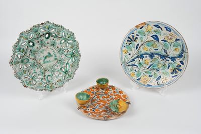 Lotto Composto da Tre Piatti in Maiolica Policroma, Secoli XVII-XVIII