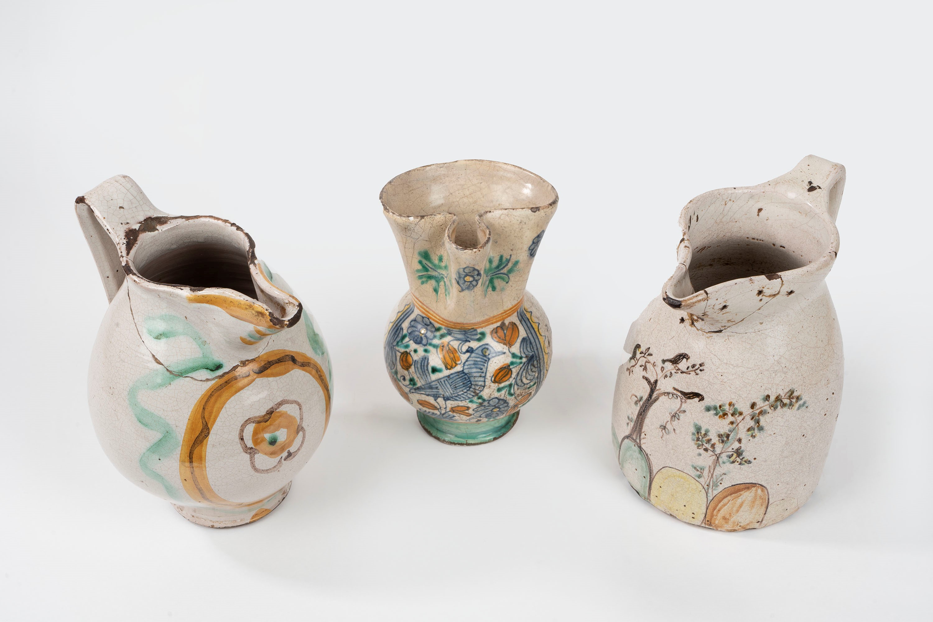 Tre Antiche Brocche in Maiolica Policroma