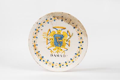 Alzata in Maiolica Policroma con Stemma Nobiliare, Secolo XVI