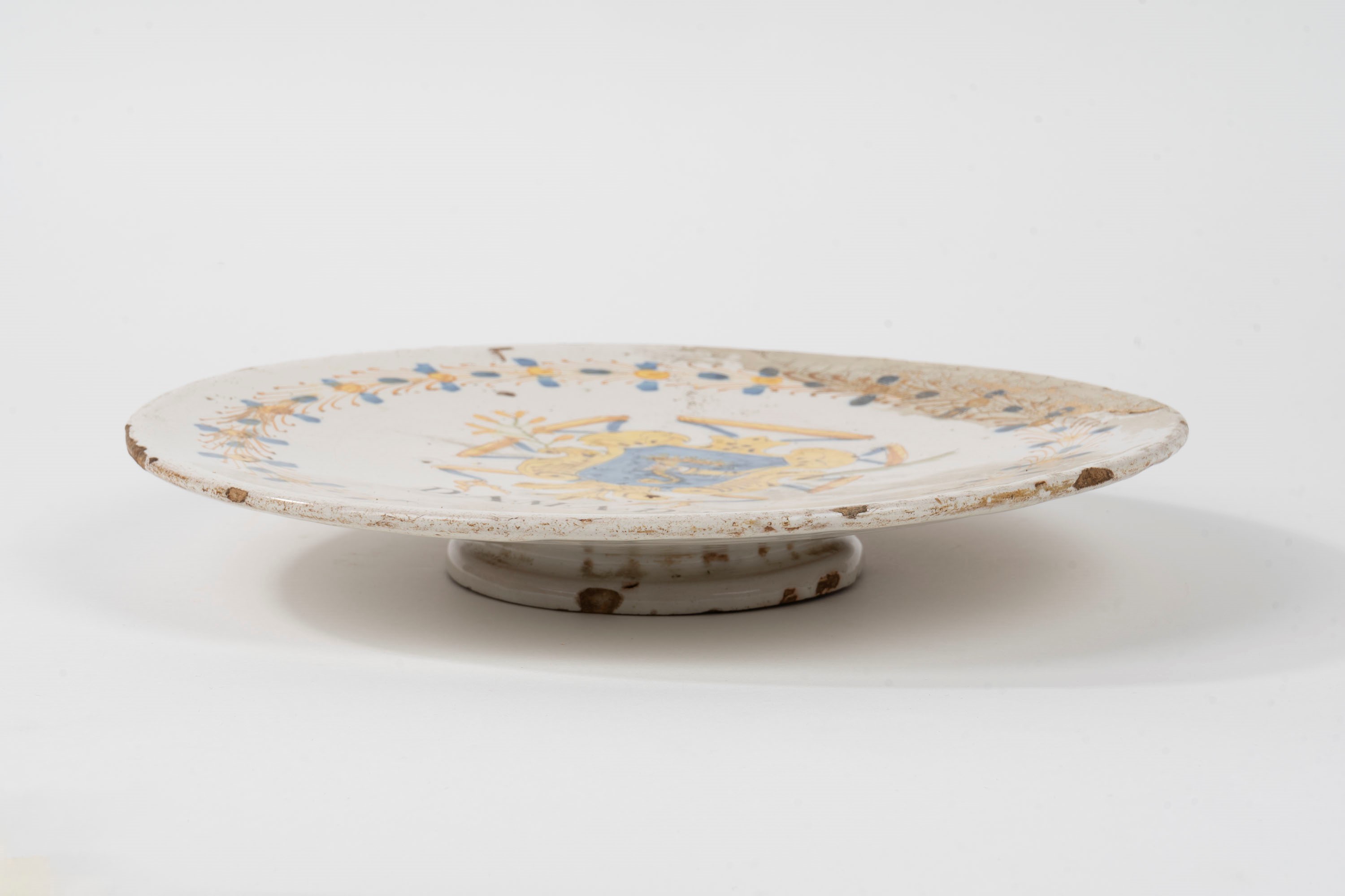 Alzata in Maiolica Policroma con Stemma Nobiliare, Secolo XVI