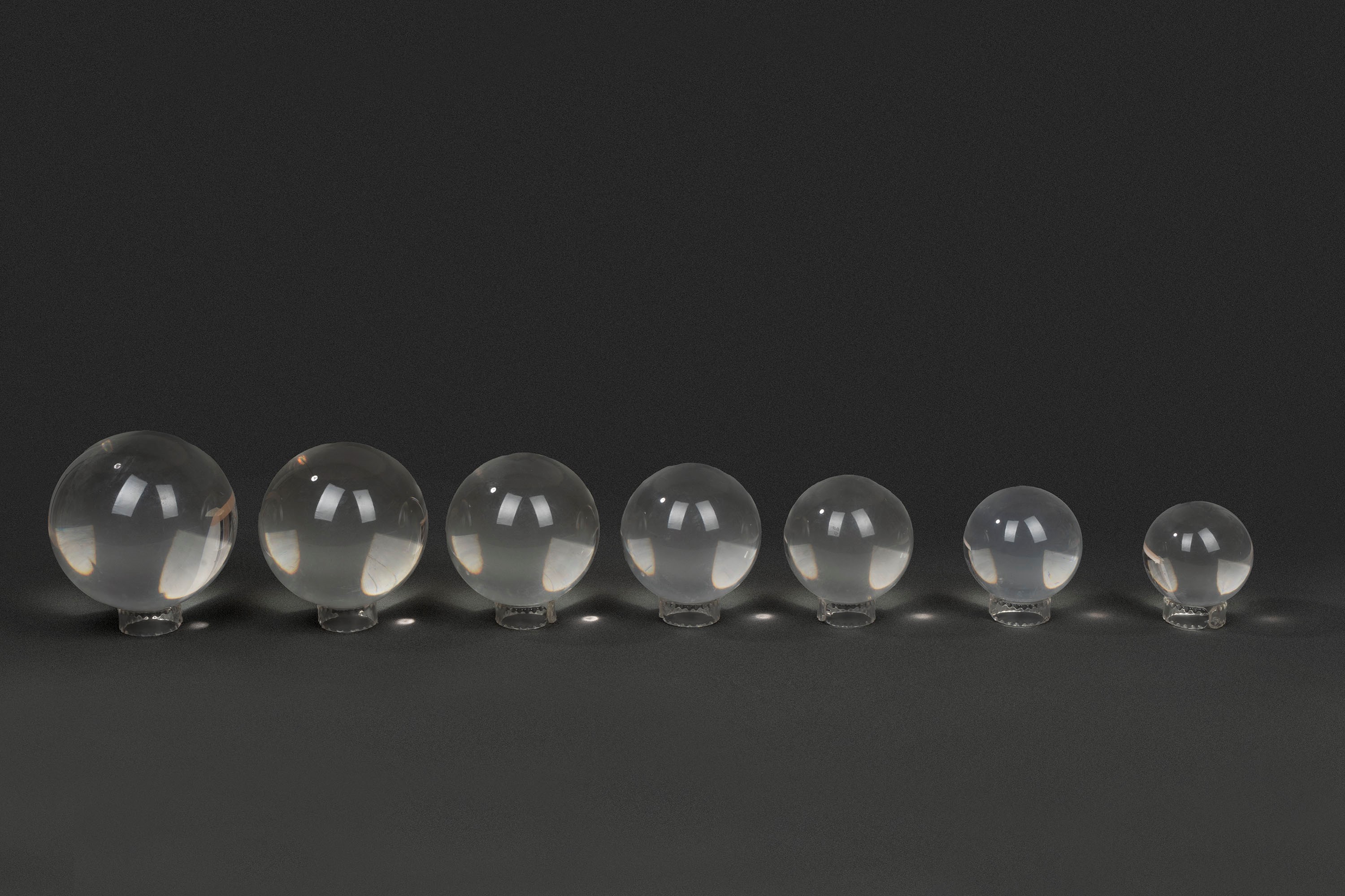 Lotto Composto da Sette Sfere in Plexiglass. Guzzini, Secolo XX