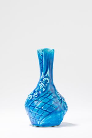 Vasetto in porcellana a fondo blu. Cina, secolo XX