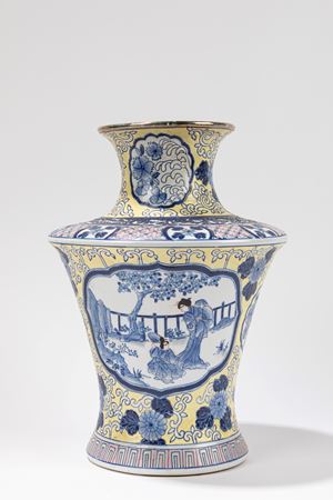 Vaso in porcellana a fondo giallo