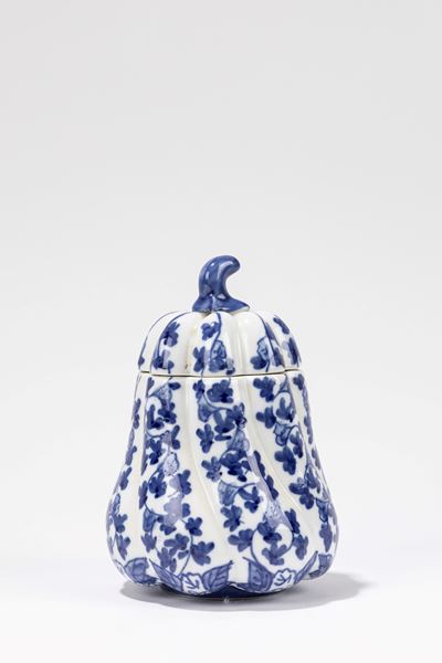 Vaso in porcellana bianca e blu a forma di zucca, Cina, secolo XX