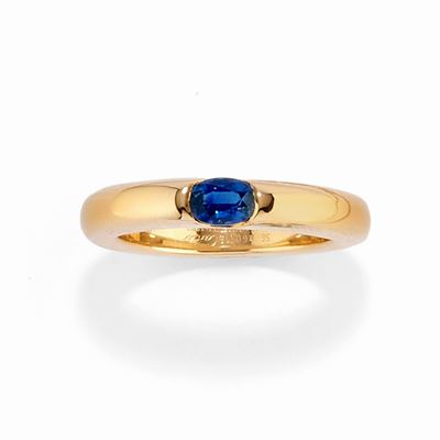 Anello con zaffiro ovale, oro giallo 18k