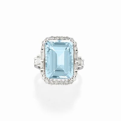 Anello con acquamarina taglio rettangolare in oro bianco 18k